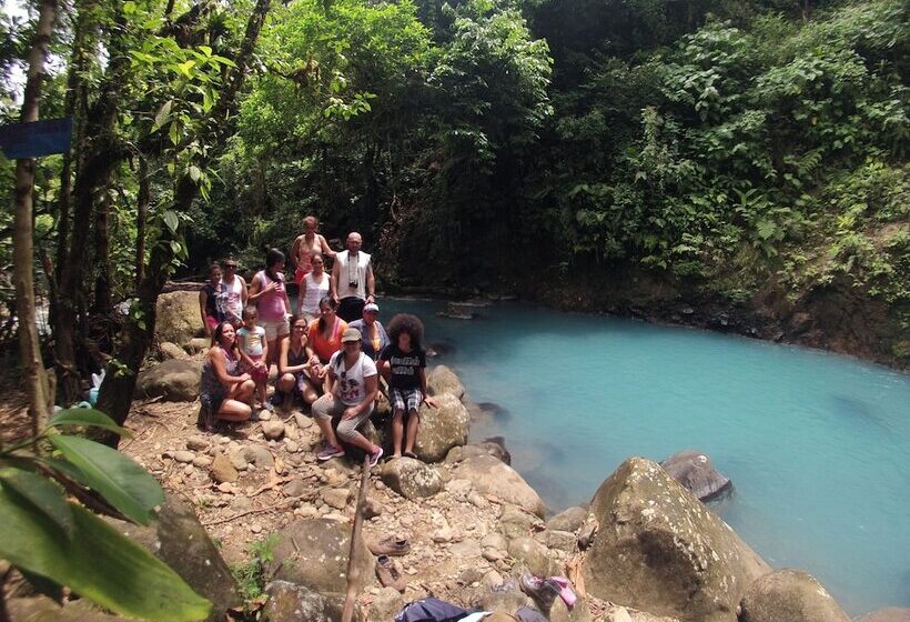 فندق Posada Río Celeste La Amistad