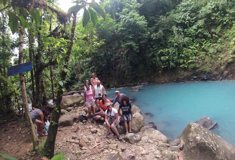 فندق Posada Río Celeste La Amistad