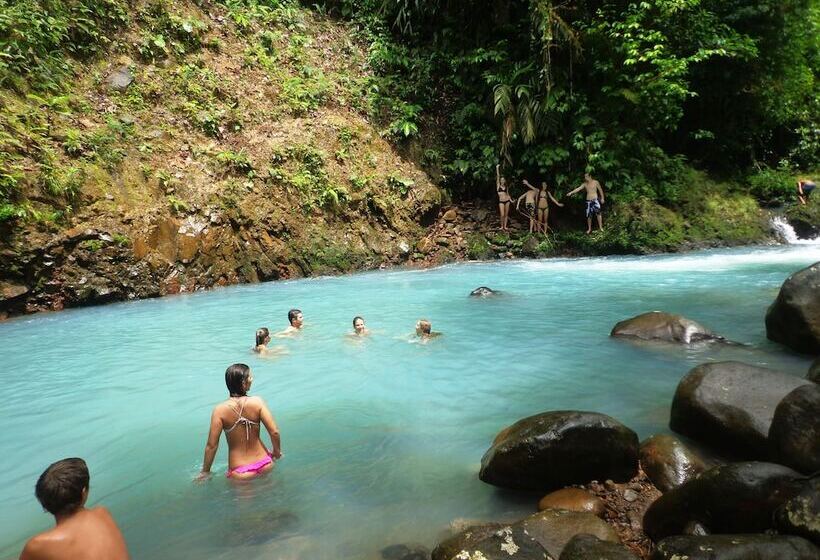 فندق Posada Río Celeste La Amistad