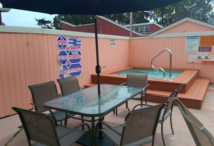 מוטל Butterfly Grove Inn