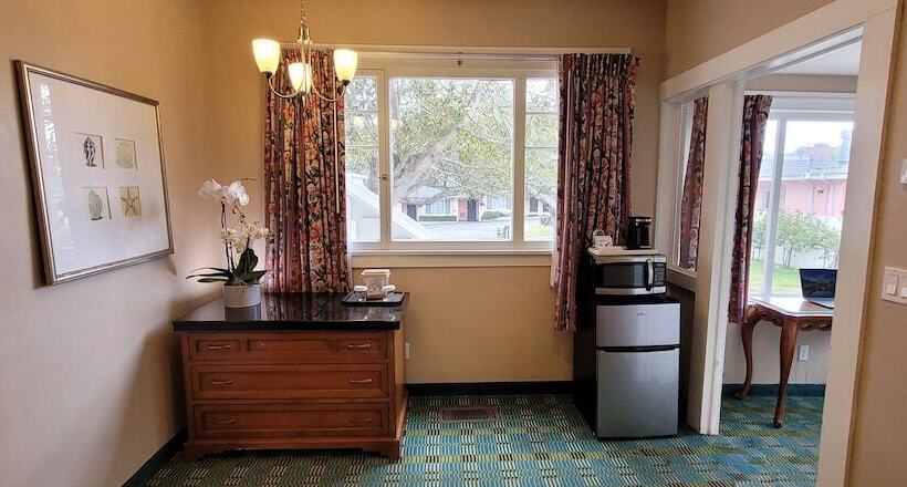 מוטל Butterfly Grove Inn