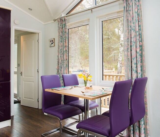 2 Bed Cottage With Hot Tub At Loch Achilty, Nc500