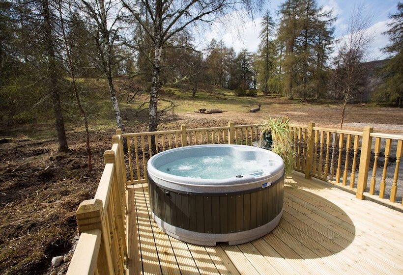 2 Bed Cottage With Hot Tub At Loch Achilty, Nc500