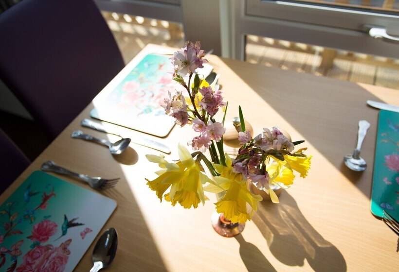 2 Bed Cottage With Hot Tub At Loch Achilty, Nc500