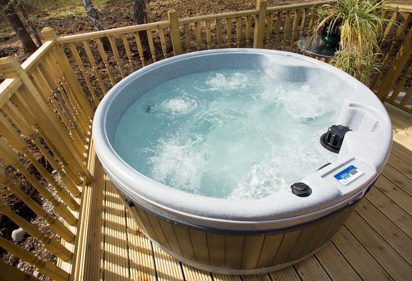 2 Bed Cottage With Hot Tub At Loch Achilty, Nc500