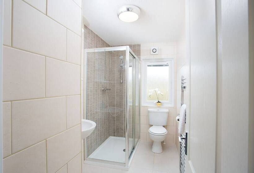 2 Bed Cottage With Hot Tub At Loch Achilty, Nc500