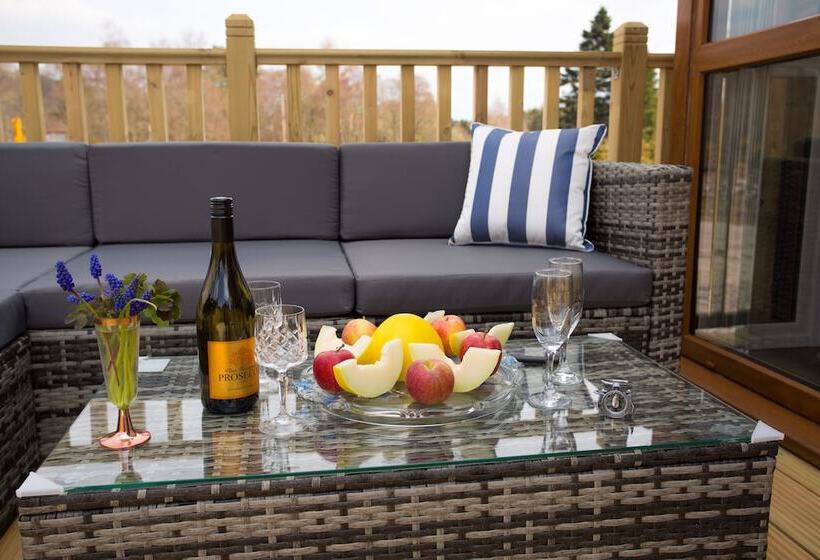 2 Bed Cottage With Hot Tub At Loch Achilty, Nc500