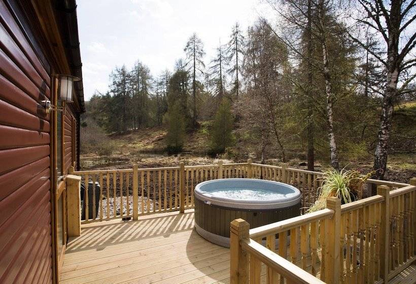 2 Bed Cottage With Hot Tub At Loch Achilty, Nc500