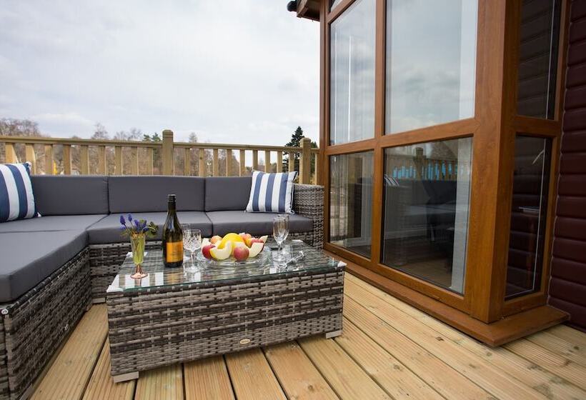 2 Bed Cottage With Hot Tub At Loch Achilty, Nc500