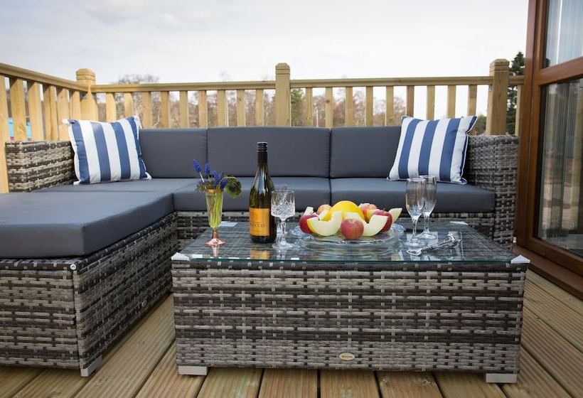 2 Bed Cottage With Hot Tub At Loch Achilty, Nc500