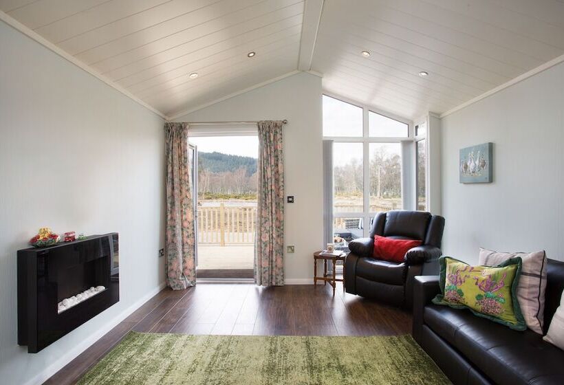 2 Bed Cottage With Hot Tub At Loch Achilty, Nc500