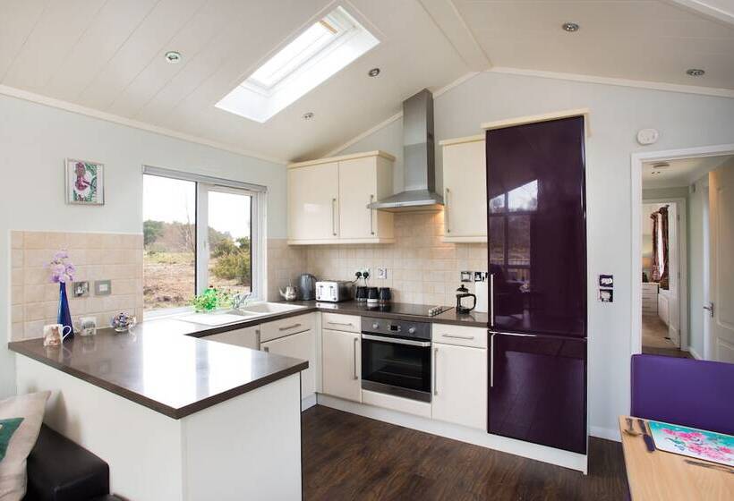 2 Bed Cottage With Hot Tub At Loch Achilty, Nc500