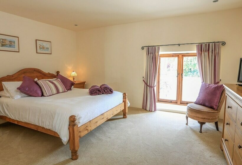 Easton Court  Large Character Barn Near Salcombe