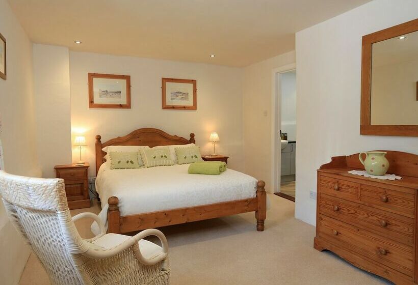 Easton Court  Large Character Barn Near Salcombe