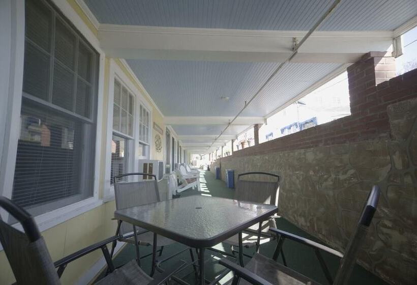 汽车旅馆  Betty Doon Motor