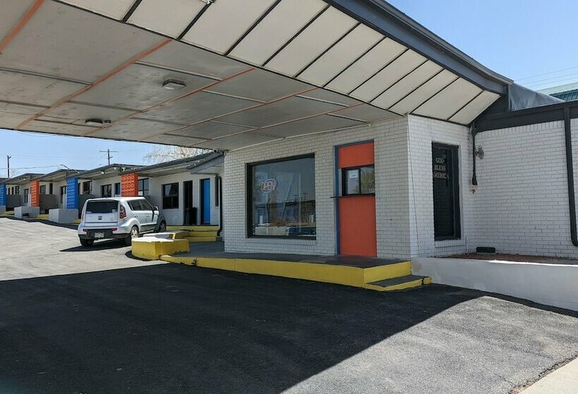 מוטל Canadian Inn