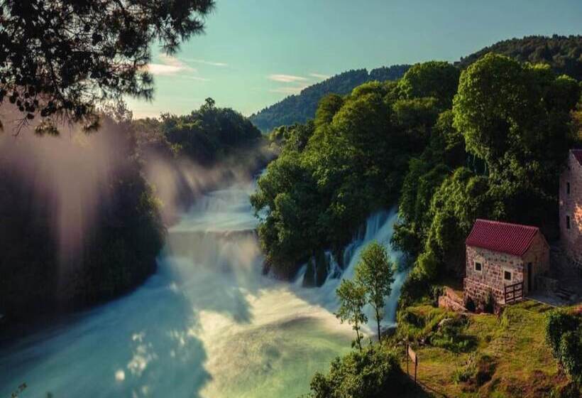 بنسيون Delightful Park View Room With Breakfast Included