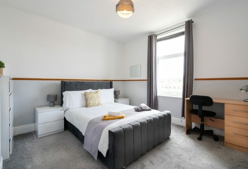 펜션 Spacious 4br, Parking, Near Centre