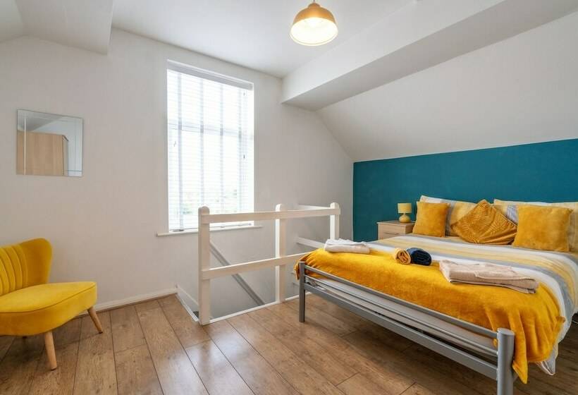 펜션 Spacious 4br, Parking, Near Centre