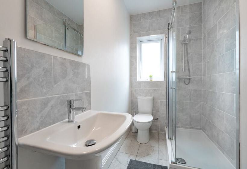 펜션 Spacious 4br, Parking, Near Centre