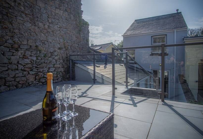 Hawtree Cottage   2 Bed Cottage   Tenby