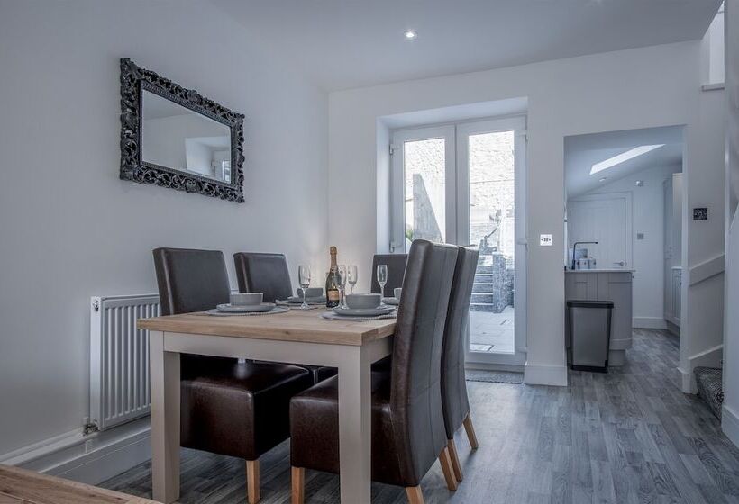 Hawtree Cottage   2 Bed Cottage   Tenby