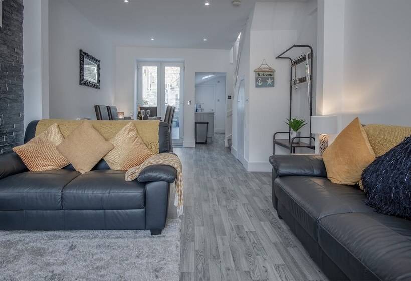 Hawtree Cottage   2 Bed Cottage   Tenby