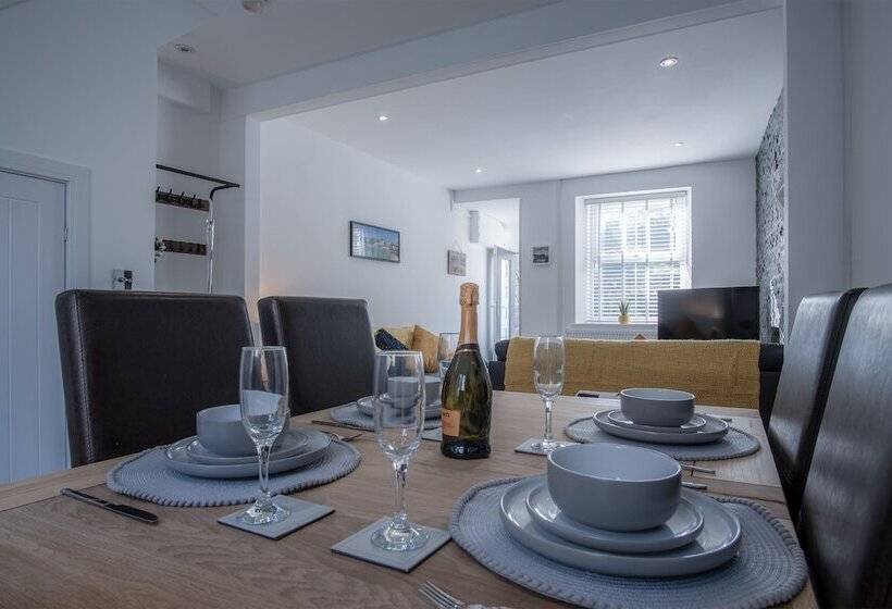 Hawtree Cottage   2 Bed Cottage   Tenby