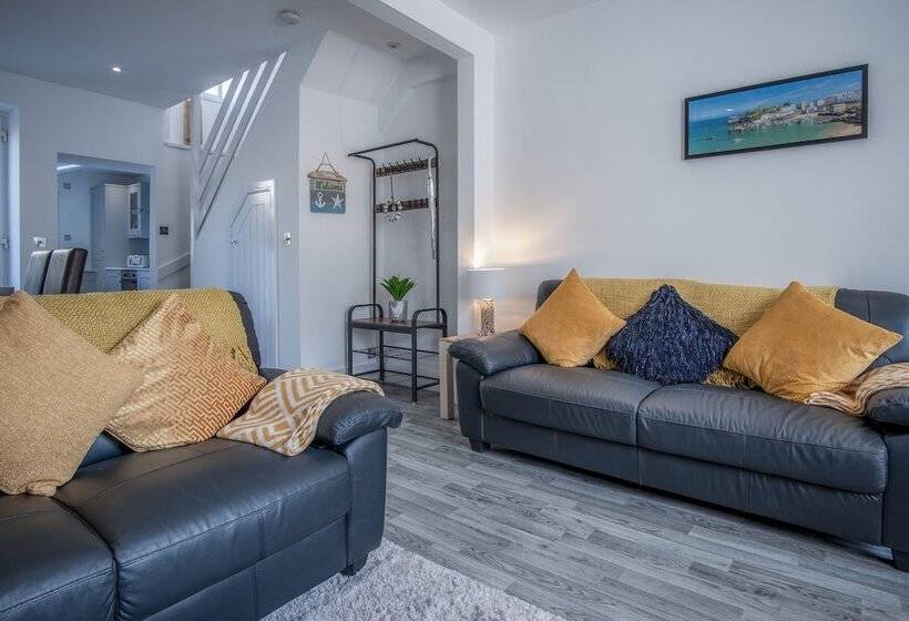 Hawtree Cottage   2 Bed Cottage   Tenby