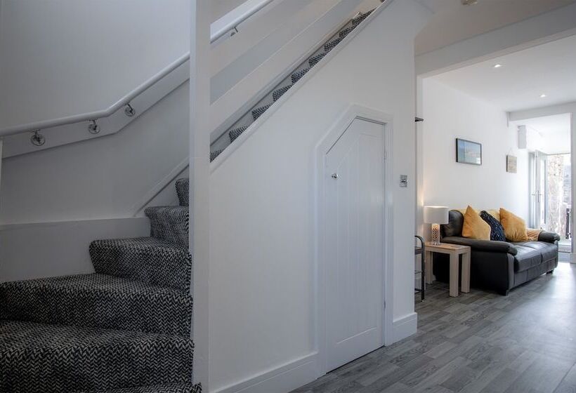 Hawtree Cottage   2 Bed Cottage   Tenby