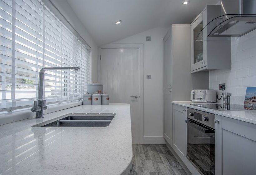 Hawtree Cottage   2 Bed Cottage   Tenby