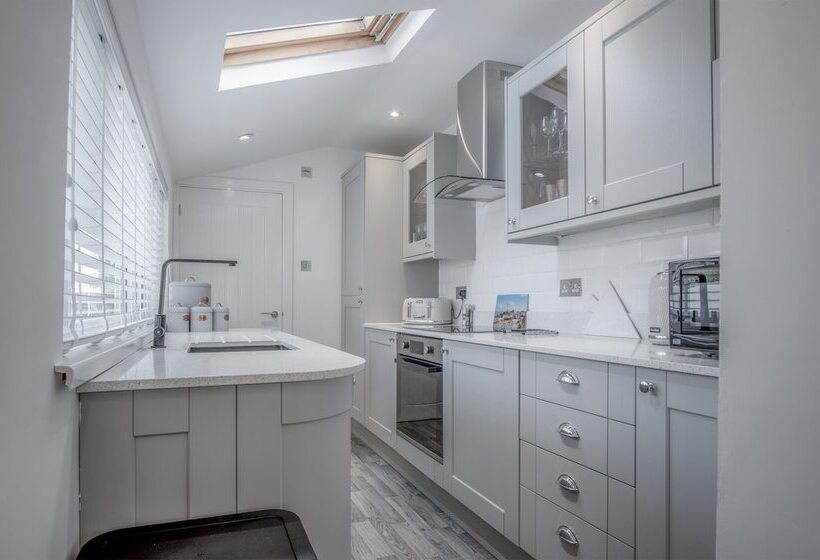 Hawtree Cottage   2 Bed Cottage   Tenby