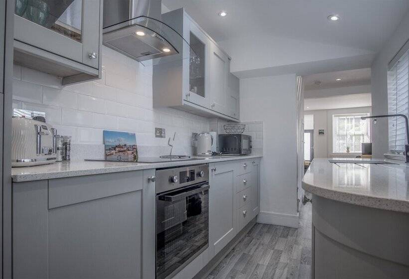 Hawtree Cottage   2 Bed Cottage   Tenby