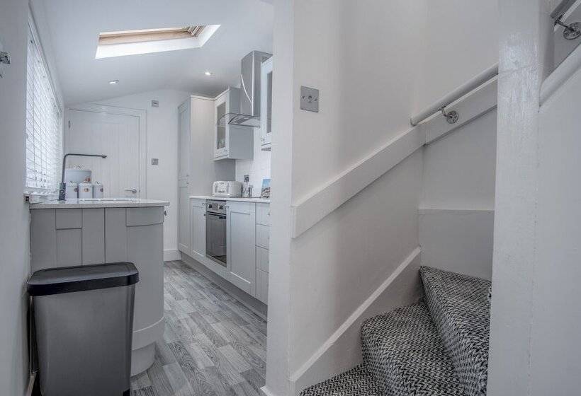 Hawtree Cottage   2 Bed Cottage   Tenby