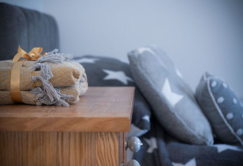 Hawtree Cottage   2 Bed Cottage   Tenby