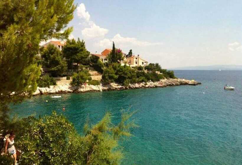 Отель Beautiful Double Bed Room With Balcony And Sea View