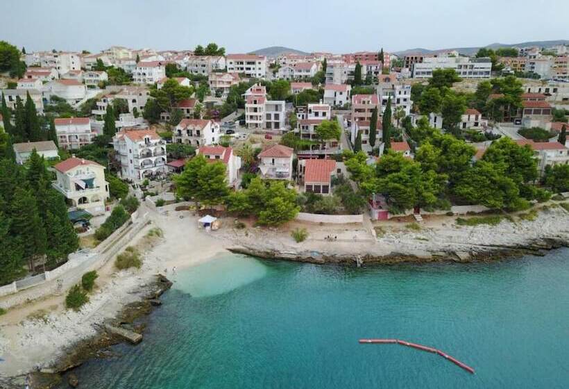 Отель Beautiful Double Bed Room With Balcony And Sea View