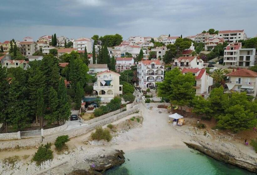 Отель Beautiful Double Bed Room With Balcony And Sea View