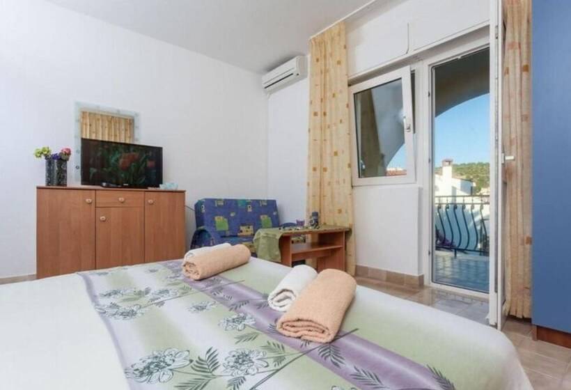 Отель Beautiful Double Bed Room With Balcony And Sea View