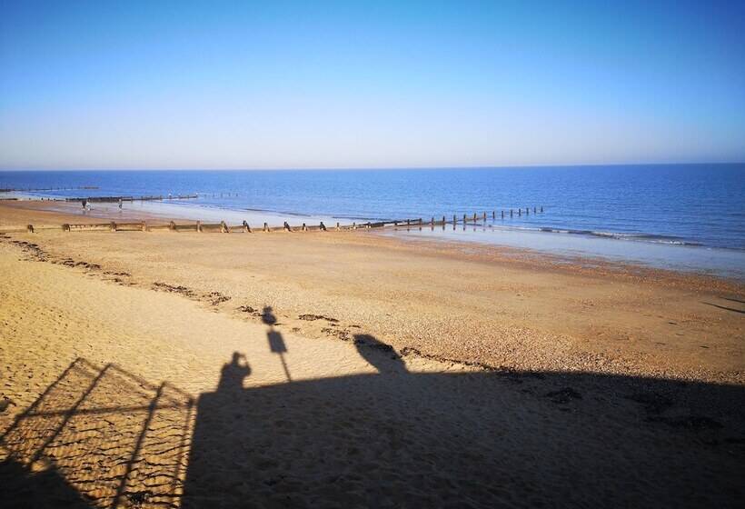 Lovely 2 Bed Caravan In Walton On The Naze