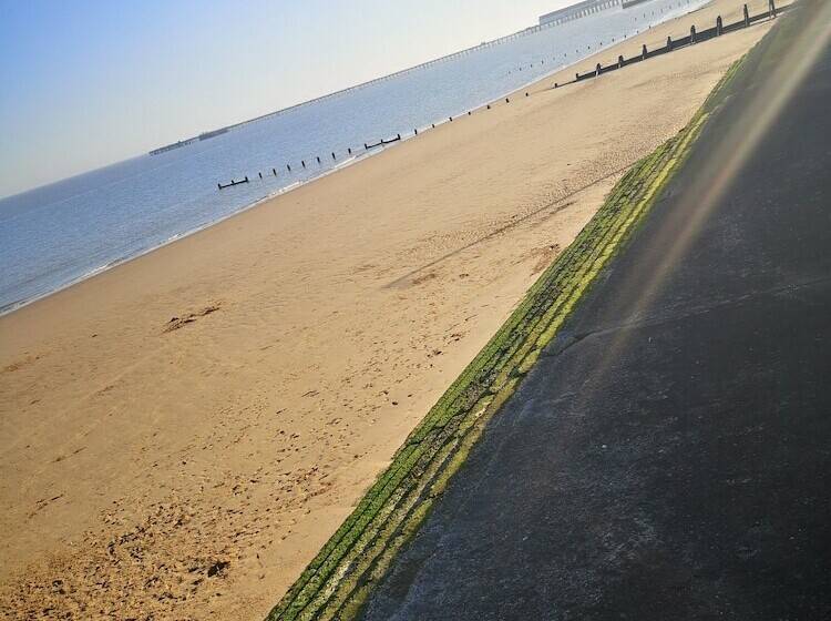 Lovely 2 Bed Caravan In Walton On The Naze