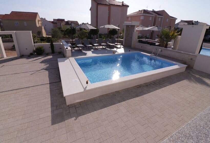 بنسيون Apartments & Rooms Danivan Pool Villas B