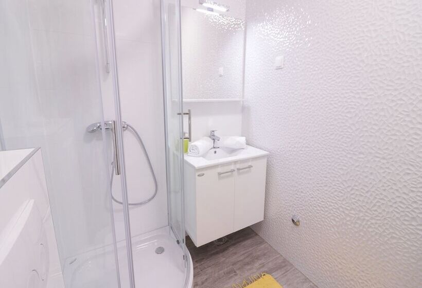 Пансион Apartments & Rooms Danivan Pool Villas B