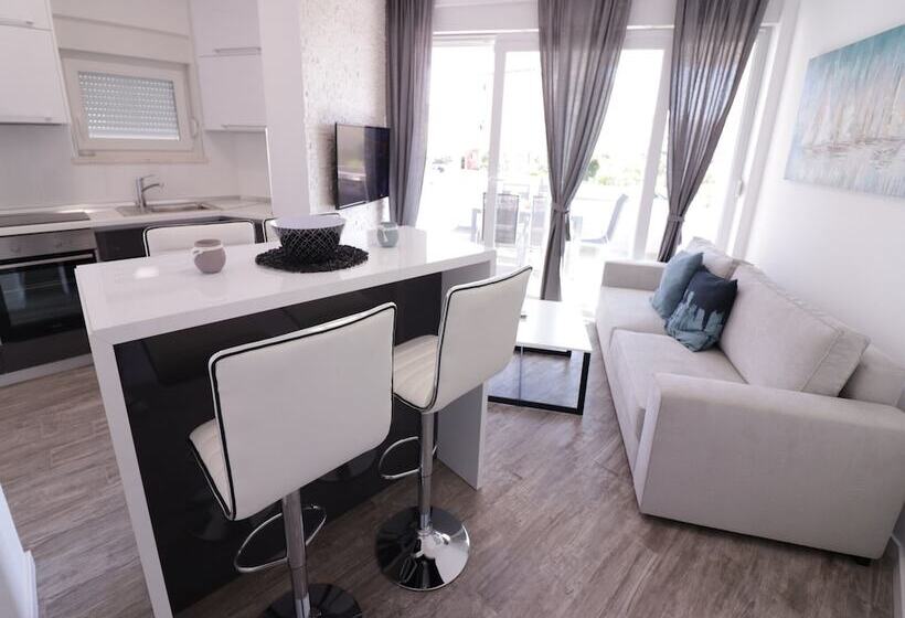 Пансион Apartments & Rooms Danivan Pool Villas B