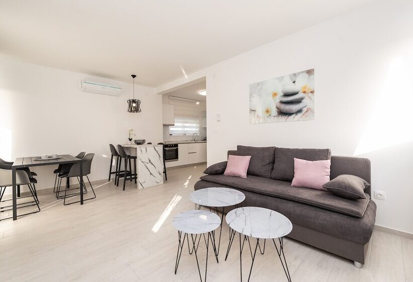 膳宿费 Apartments & Rooms Pool Villas Maris B