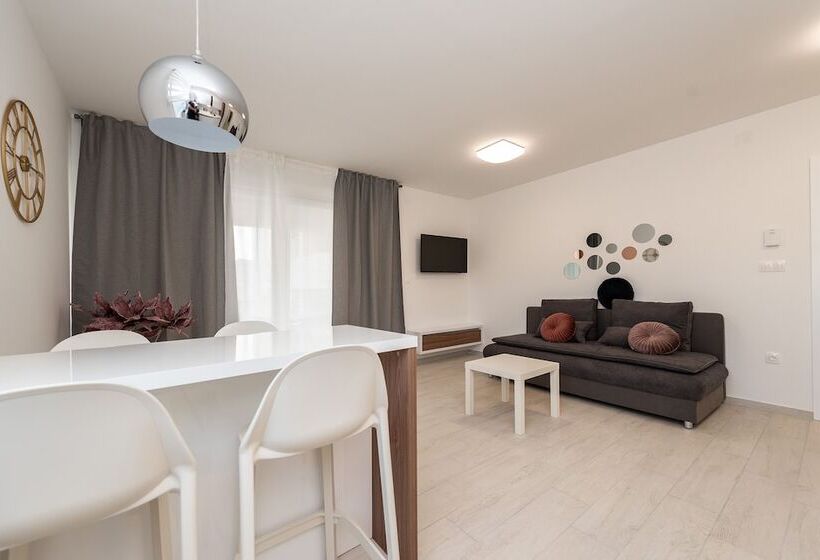 膳宿费 Apartments & Rooms Pool Villas Maris B