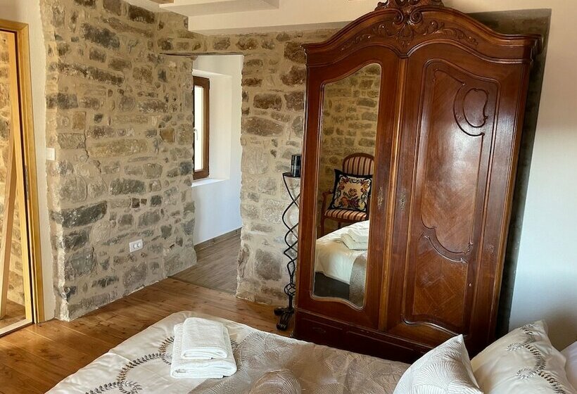 پانسیون Castle Inn