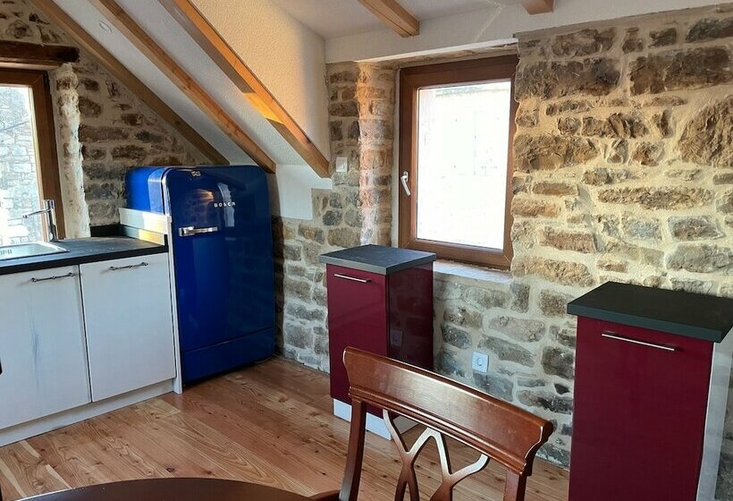 پانسیون Castle Inn