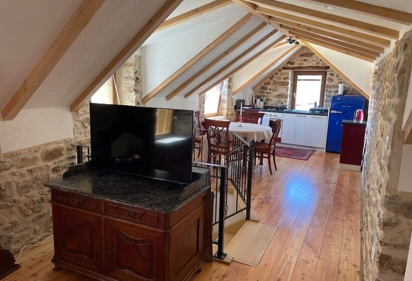 پانسیون Castle Inn