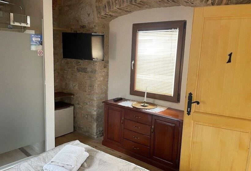 پانسیون Castle Inn